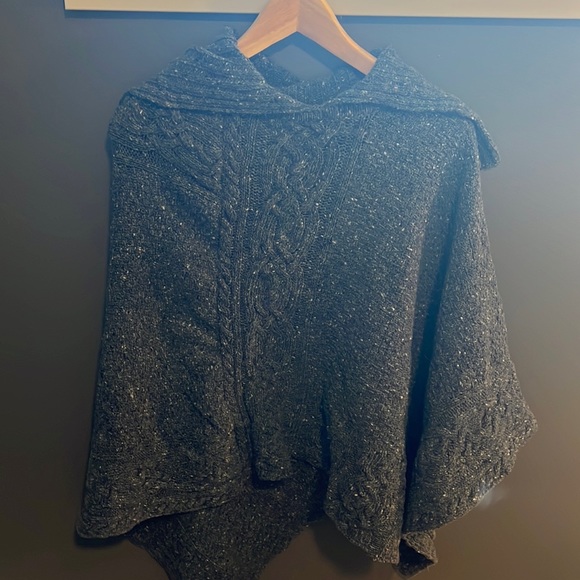 Blue knitted poncho - Picture 1 of 2